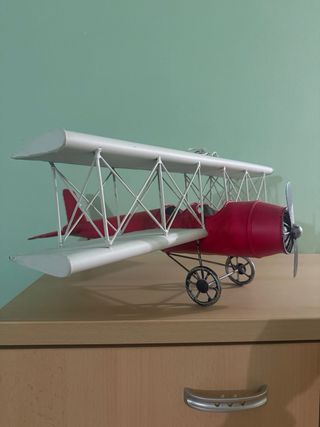 Aeroplano biplano rosso e bianco