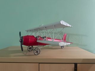 Aeroplano biplano rosso e bianco