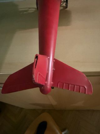 Aeroplano biplano rosso e bianco