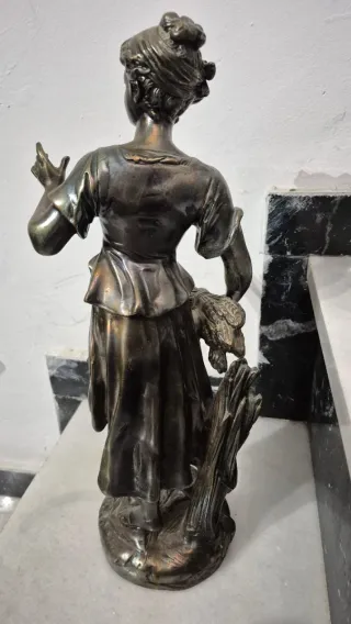 Figura mujer recubrimiento de bronce