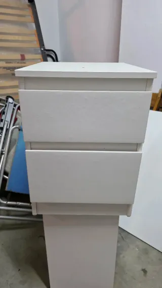 Mesita de noche blanca