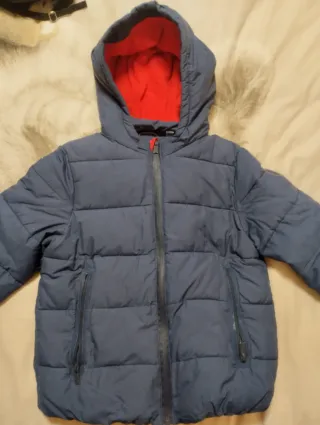 Piumino blu con cappuccio e scritta