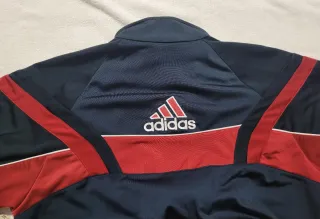 Chaqueta deportiva Adidas azul y roja