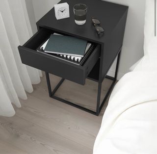 Mesita de noche negra madera y metal