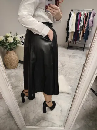 Falda negra polipiel midi