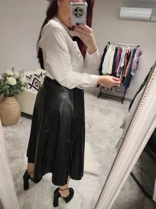 Falda negra polipiel midi