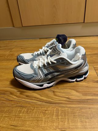 Zapatillas Asics plateadas y blancas