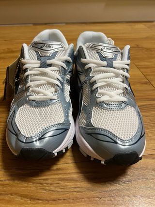 Zapatillas Asics plateadas y blancas