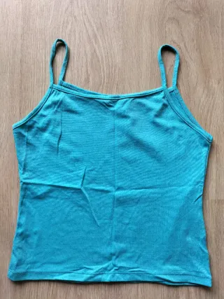 Camiseta tirantes azul turquesa. Tejido elástico.