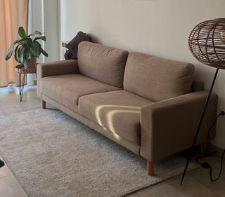 Sofá JYSK beige tela y madera