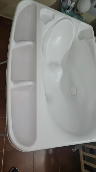 Bañera Con cambiador Marca Giordani.