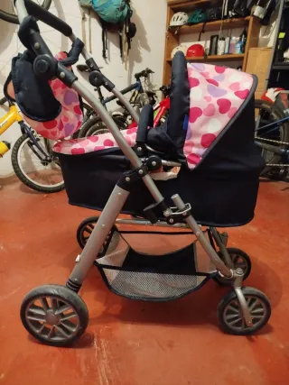 Carrito de muñecas con estampado de corazones