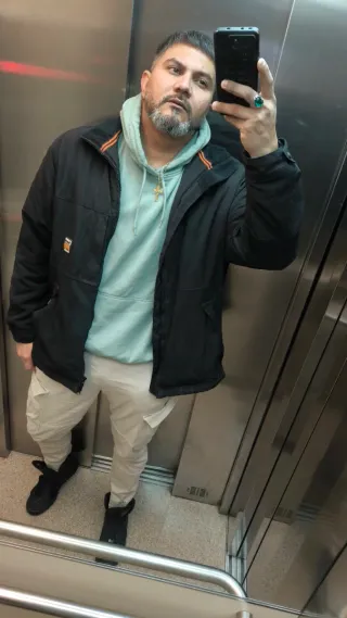 Chaqueta negra y beige