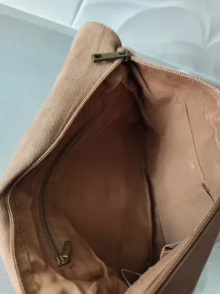 Bolso de mano marrón con detalle