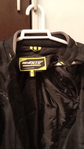 Chaqueta Moto Talla S Negra y Gris marca Seventy.