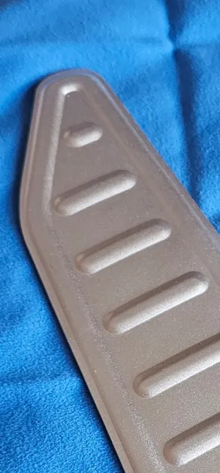 Reposapiés Deportivo para  Coche en  Aluminio.