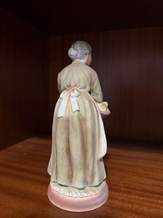 Figura de porcelana anciana con cesta