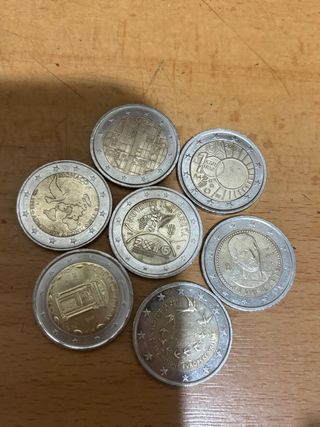 Lotto di 7 monete da 2 euro