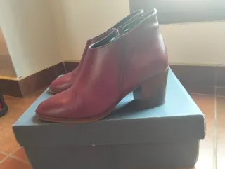 Botines de piel burdeos