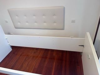 Cama nido blanca con somier y colchón inferior.