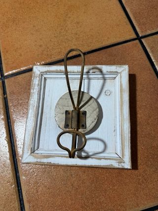 Perchas casita madera y metal