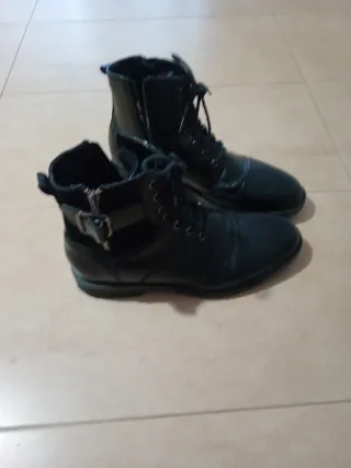 Stivali neri con lacci e fibbia