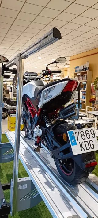 Benelli TNT 125 Naked Blanca y Roja Año 2017