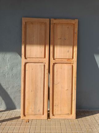 Puerta doble de madera antigua