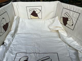 Edredón y chichonera cuna con conejos
