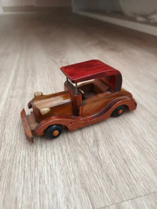 Coche decorativo de madera