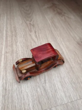 Coche decorativo de madera