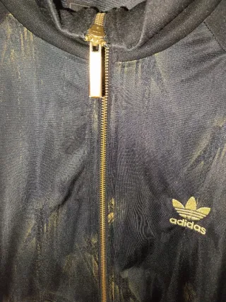 Chaqueta Adidas Negra y detalles Dorados