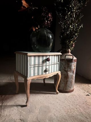 Comodino in legno o mobile ausiliario