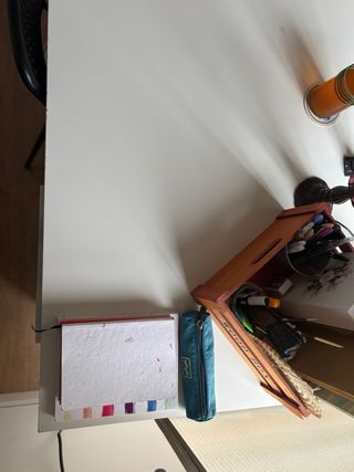 Mesa IKEA blanca con cajoneras y patas.