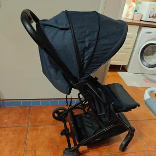 El cochecito bebe + funda térmica gratis.