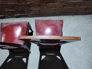 Juego 2 sillas antiguas de madera y piel