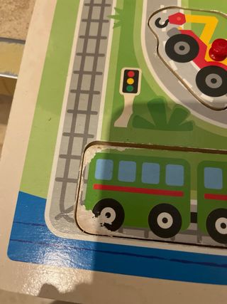 Puzzle de madera con vehículos.