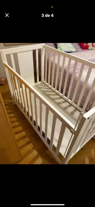 Cuna de bebé blanca con ruedas