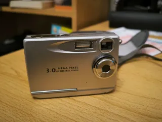 Cámara Digital 3MP 4x Zoom Digital con tarjeta 1Gb