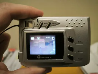 Cámara Digital 3MP 4x Zoom Digital con tarjeta 1Gb