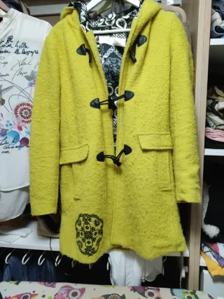 Parka Desigual amarilla con parches