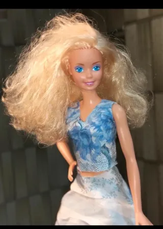 Barbie bambola con vestiti