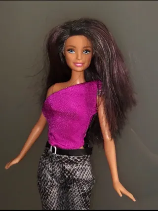 Barbie bambola con vestiti