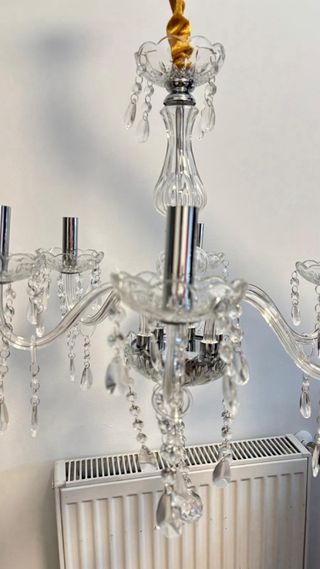 Lámpara araña de cristal techo sin usar