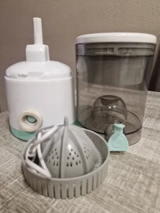 Exprimidor eléctrico blanco y verde, con carga USB