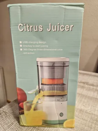 Exprimidor eléctrico blanco y verde, con carga USB