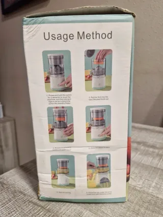 Exprimidor eléctrico blanco y verde, con carga USB