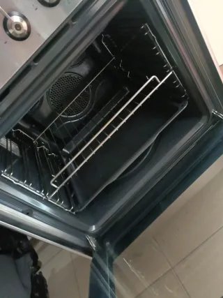 Cocina de gas butano plateada,el horno es eléctric