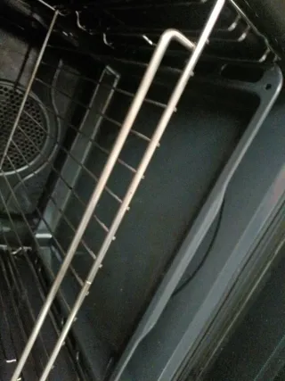 Cocina de gas butano plateada,el horno es eléctric