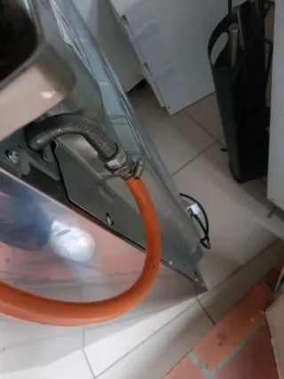 Cocina de gas butano plateada,el horno es eléctric